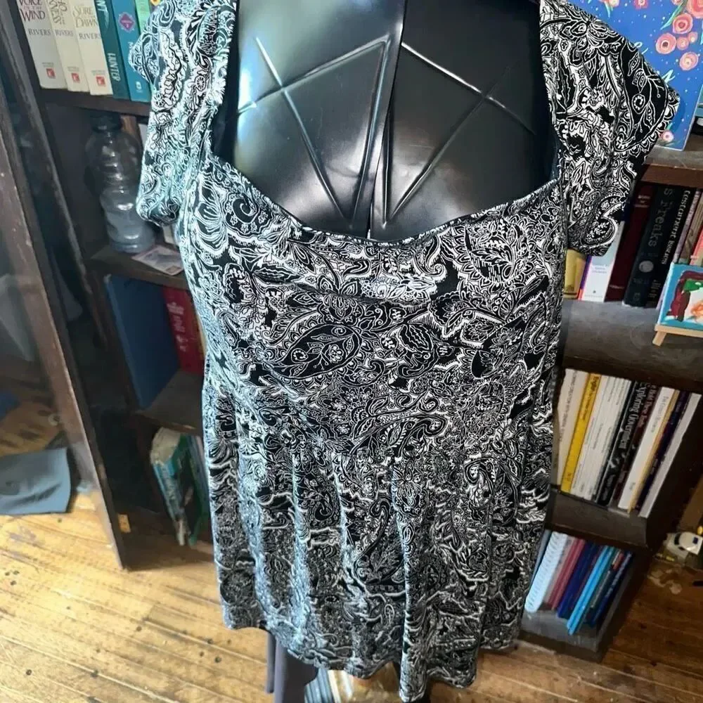 Torrid black & white Parisian floral paisley 3x babydoll top